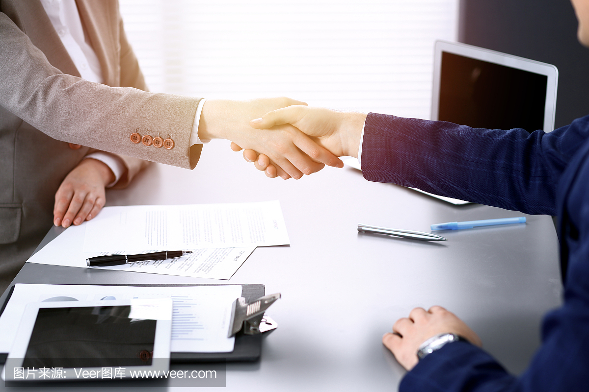 商務(wù)人士握手,結(jié)束會議。文件簽署,協(xié)議和律師咨詢概念。