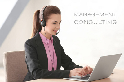 營銷分析概念。在辦公室的人在商務(wù)會(huì)議